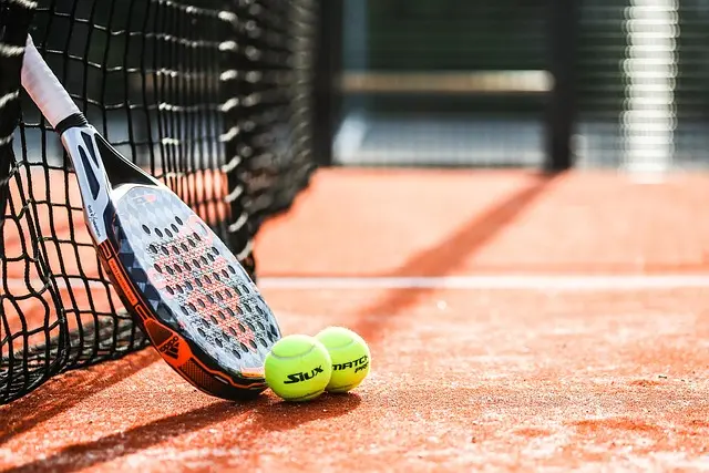 Accessoires de padel indispensables pour optimiser votre jeu